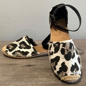 Pre-owned Style & Co animal print slip on flat shoes size 8M